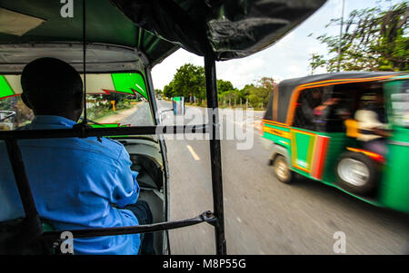 Blick vom Beifahrersitz beim Reiten tuk tuk (drei Rad Auto-rikscha) mit einem anderen in die entgegengesetzte Richtung auf der anderen Seite der Straße. Stockfoto