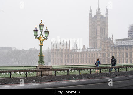 Schneesturm über das britische Parlament von Westminster Bridge an einem kalten Frühlingstag im März 2018 in London, England gesehen. Stockfoto