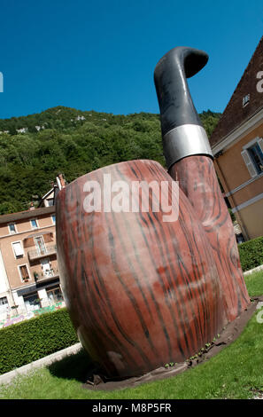 Ein riesiges Rohr in der Stadt Sainte-Claude im Oberen Jura in Frankreich. Die Stadt ist berühmt für die Herstellung von Pfeifen. Stockfoto