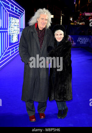 Brian May (links) und Anita Dobson die Teilnahme an der Europäischen Uraufführung von Spieler Eins auf der Vue West End in Leicester Square, London statt. Stockfoto