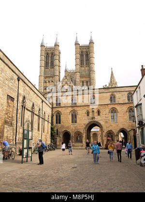 Lincoln Exchetrgate Arch und Lincoln Cathedral West Front Stockfoto
