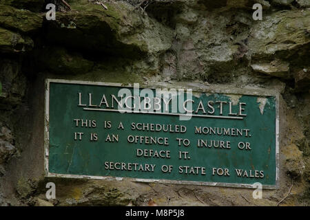 Schild für das Scheduled Monument of the Remains of 13th Llangibby Castle and Motte in Monmouthshire, Südostwales Stockfoto