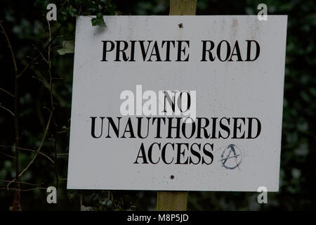 Privates Straßenschild. Kein Unberechtigter Zugriff. Stockfoto