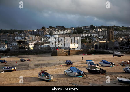 Einen allgemeinen Blick auf die Boote auf dem Sand bei Ebbe im Hafen von St Ives in Cornwall im Südwesten Englands Stockfoto