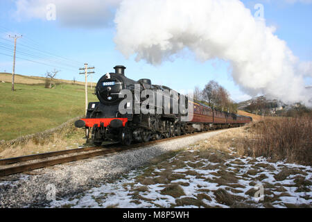 Dampflok 80002 in Oakworth Bank auf die Keighley und Worth Valley Railway, West Yorkshire, UK - Februar 2009 Stockfoto