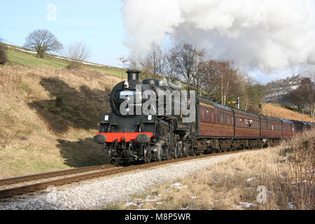 Dampflok 80002 in Oakworth Bank auf die Keighley und Worth Valley Railway, West Yorkshire, UK - Februar 2009 Stockfoto