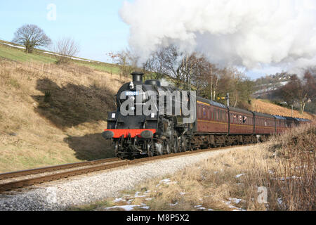 Dampflok 80002 in Oakworth Bank auf die Keighley und Worth Valley Railway, West Yorkshire, UK - Februar 2009 Stockfoto