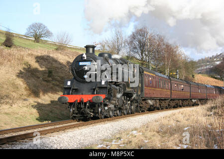 Dampflok 80002 in Oakworth Bank auf die Keighley und Worth Valley Railway, West Yorkshire, UK - Februar 2009 Stockfoto