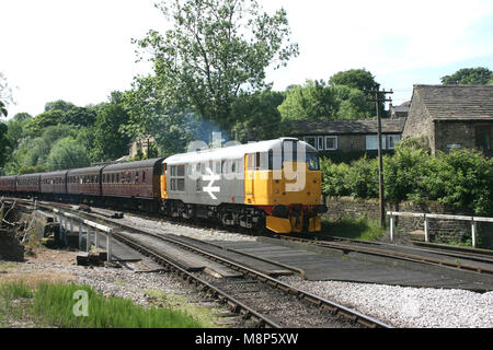 A1A Lokomotiven der Klasse 31 31108 auf der Keighley und Worth Valley Railway, West Yorkshire, UK - Juni 2008 Stockfoto