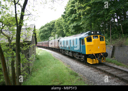 Klasse 25 25029 Ansätze Oakworth auf der Keighley und Worth Valley Railway, West Yorkshire, UK - Juni 2009 Stockfoto