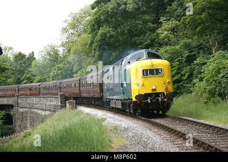 Deltic 55022 Ansätze Oakworth auf der Keighley und Worth Valley Railway, West Yorkshire, UK - Juni 2009 Stockfoto