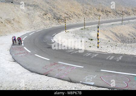 Zwei Radfahrer eine Pause auf die Besteigung des Mont Ventoux, Provence, Frankreich. Stockfoto