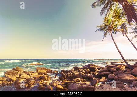 Ozean Meer von Wilden schöner Stein Strand von Sri Lanka Stockfoto