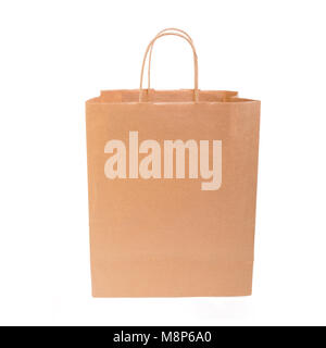 Papiertüte mit Griffen auf Weiß. Stockfoto