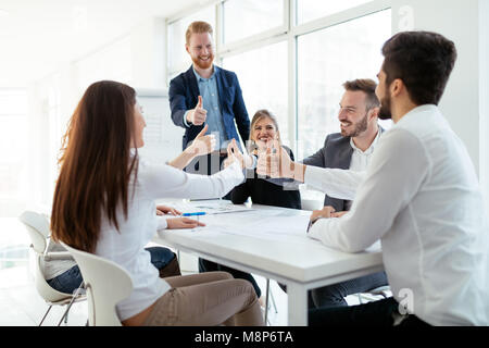 Erfolgreiches Unternehmen das Erreichen von Zielen mit ermittelten Arbeitnehmer Stockfoto