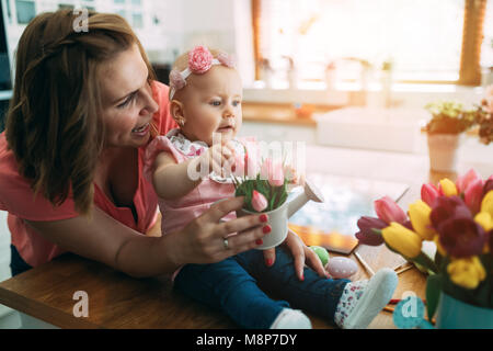 Glücklich, Mutter und Baby, Dekoration mit Blumenstrauß aus Tulpen Stockfoto