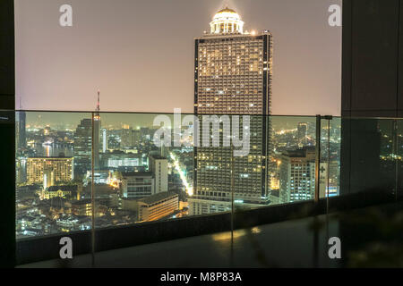 Blick auf das Lebua state Hotel bei Nacht von Infinity Pool in Bangkok. Stockfoto