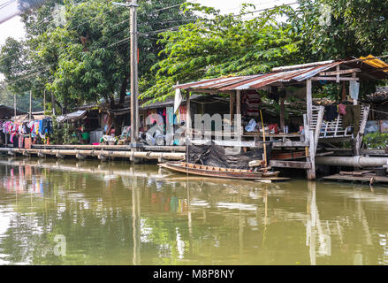 Kleine Häuser in der Nähe von Canal in Bangkok - Blick vom Boot, Thailand Stockfoto