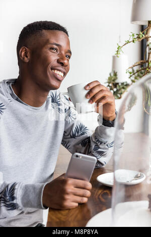 Pretoria, Südafrika - Jan 8,2018: Afrikanische Mann in einem Coffee Shop. Stockfoto