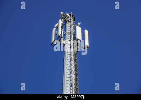 Technologie auf der Oberseite der Telekommunikation GSM 4G Tower Antenne, Sender, blauer Himmel, weiße Wolken. Stockfoto