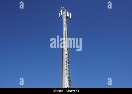 Technologie auf der Oberseite der Telekommunikation GSM 4G Tower Antenne, Sender, blauer Himmel, weiße Wolken. Stockfoto