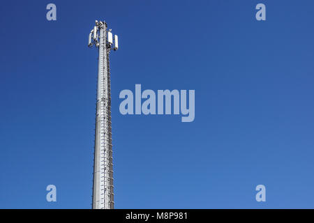 Technologie auf der Oberseite der Telekommunikation GSM 4G Tower Antenne, Sender, blauer Himmel, weiße Wolken. Stockfoto