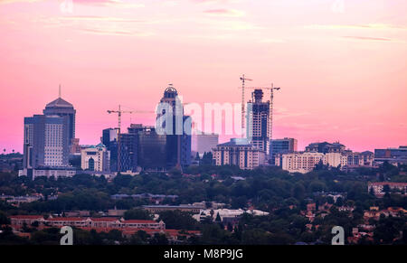 Hohe Gebäude des Central Business District im Abendlicht. Stockfoto