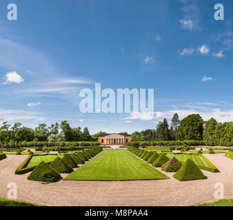 Blick auf die Orangerie der Universität Uppsala Botanischen Garten im Sommer, Uppsala, Schweden Stockfoto