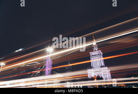 Stadt bei Nacht in Bewegung mit dem Auto Wanderwege Warschau - Hauptstadt Polens - moderne Wolkenkratzer Stockfoto