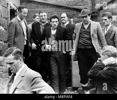 Die längste Belagerung in Großbritannien zu einem Ende kommt als Bauer der 28-jährige John James aus dem verfallenen Haus in Weston unter Redcastle in Shropshire 1968 begleitet Stockfoto