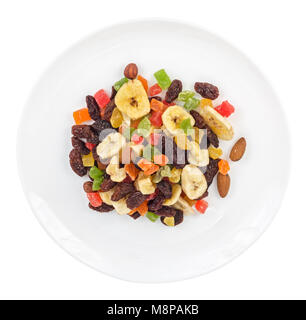 Stapel von getrockneten Früchten in der Platte auf weißem Hintergrund. Ansicht von oben. Stockfoto