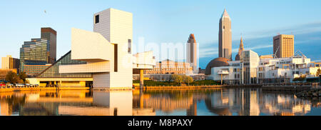 Vom Hafen bei Sonnenuntergang, Cleveland, Ohio, USA Skyline Stockfoto