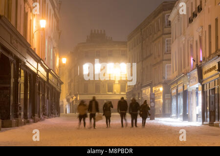 Badewanne, Großbritannien - 01 März 2018 Die High Street in der Nacht im Schnee, mit Menschen zu Fuß. Einkaufen und Essen, in die UNESCO-Weltkulturerbe Stadt Stockfoto