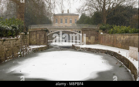 Kennet und Avon Kanal in der Badewanne eingefroren. Eis auf der Oberfläche der Wasserstraße durch Sydney Gardens, läuft durch die Mitte der Weltkulturerbe Stadt in Somerset, Großbritannien Stockfoto