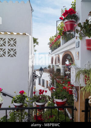 Mijas, Spanien - 10. Februar 2013: Typische weiße Haus in Mijas. Mijas ist eine Gemeinde in der Provinz Málaga, in der autonomen Gemeinschaft Stockfoto