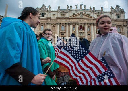 Vatikanstadt. Faithfuls wave eine amerikanische Flagge während des zweiten Tages der geheimen Konklave am 13. März 2013. Vatikan. Stockfoto