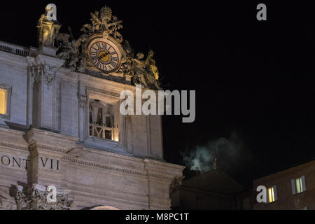 Vatikanstadt. Weißer Rauch steigt aus dem Schornstein auf dem Dach der Sixtinischen Kapelle, was bedeutet, dass die Kardinäle einen neuen Papst am zweiten Tag der thei gewählt Stockfoto