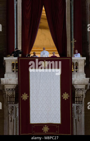 Vatikanstadt. Neu Papst Franziskus ich auf dem zentralen Balkon des Petersdoms am 13. März 2013 erscheint, gewählt. Vatikan. Stockfoto