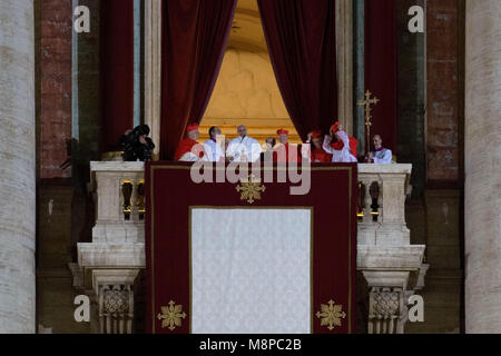 Vatikanstadt. Neu Papst Franziskus ich auf dem zentralen Balkon des Petersdoms am 13. März 2013 erscheint, gewählt. Vatikan. Stockfoto