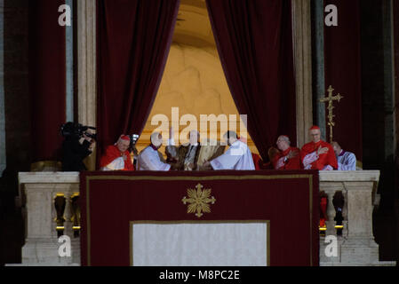 Vatikanstadt. Neu Papst Franziskus ich auf dem zentralen Balkon des Petersdoms am 13. März 2013 erscheint, gewählt. Vatikan. Stockfoto