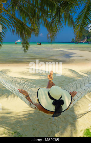 Frau in einer Hängematte am Strand von Phi Phi Don Stockfoto