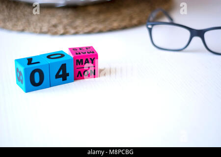 Moderne ewiger Kalender aus farbige Würfel und zum Zeitpunkt der Mai 4. Stockfoto