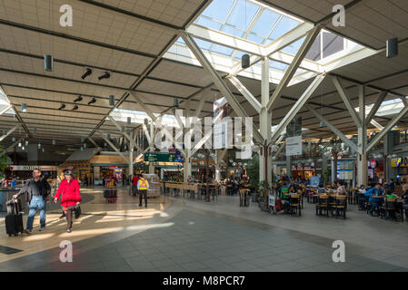 Bahnhofshalle und Food Court im Internationalen Flughafen von Vancouver, British Columbia. Stockfoto