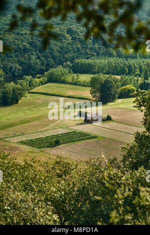 Auf den Ackerflächen des Tales der Dordogne im ländlichen Frankreich. Stockfoto