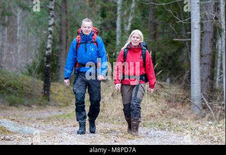 Paar im Wald auf einer Schotterstraße Stockfoto