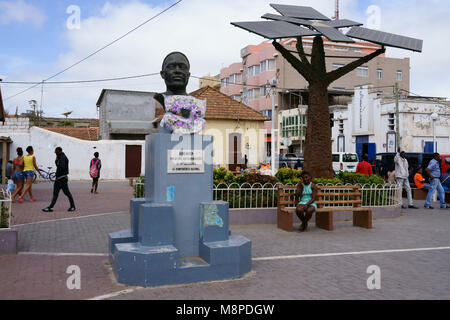 Büste von Almilcar Cabral, Solar Paneel Baum, Praça de Gustavo Monteiro, Assomada, Insel Santiago, Kap Verde, Afrika Stockfoto