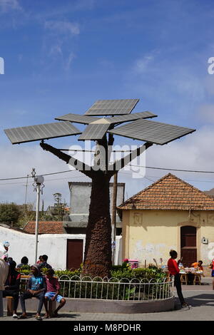 Solar Panel Baum, Praça de Gustavo Monteiro, Assomada, Insel Santiago, Kap Verde, Afrika Stockfoto