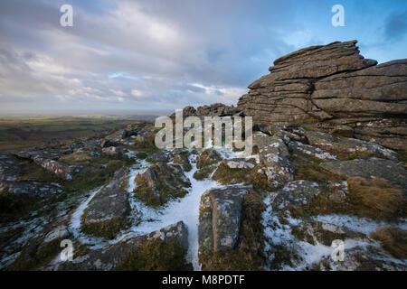 Ein Abstauben des Schnees an belstone Gemeinsame auf Dartmoor. Stockfoto