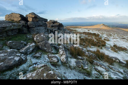 Ein Abstauben des Schnees an belstone Gemeinsame auf Dartmoor. Stockfoto