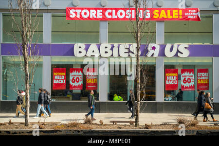 Anzeichen auf eine bald geschlossen werden Babies R Us Store in der Nähe des Union Square in New York verkünden seine Rabatte als Teil seiner schließen Verkauf am Samstag, 17. März 2018. Toys R Us ist zu liquidieren und schließen alle 735 seiner Stores in den USA, ein Opfer seiner Schuldenlast von einem Leveraged Buyout im Jahr 2005 und der Wettbewerb von Online-händlern. (Â© Richard B. Levine) Stockfoto